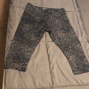 Bally Total Fitness Workout Capri Leggings